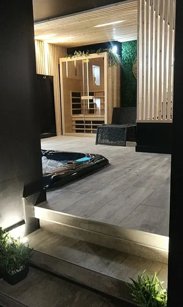 Grenoble Suite with Jacuzzi and private sauna - Image 1