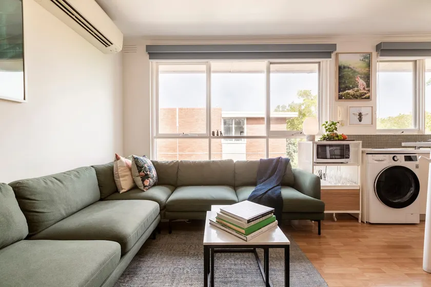 Escape to a Tree Top Retreat in Vibrant Elwood! - Image 1
