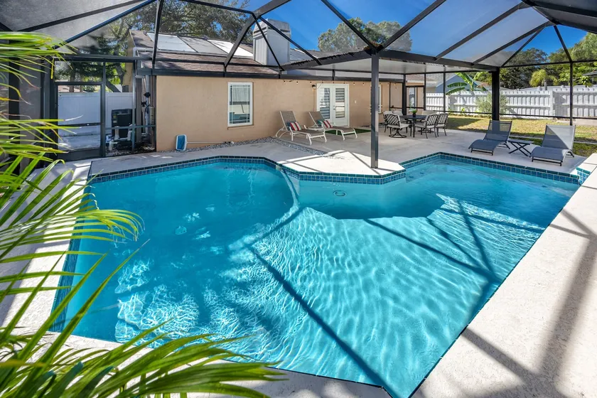Turtle House · Heated Pool, 10 min to Beach & Dining - Image 1