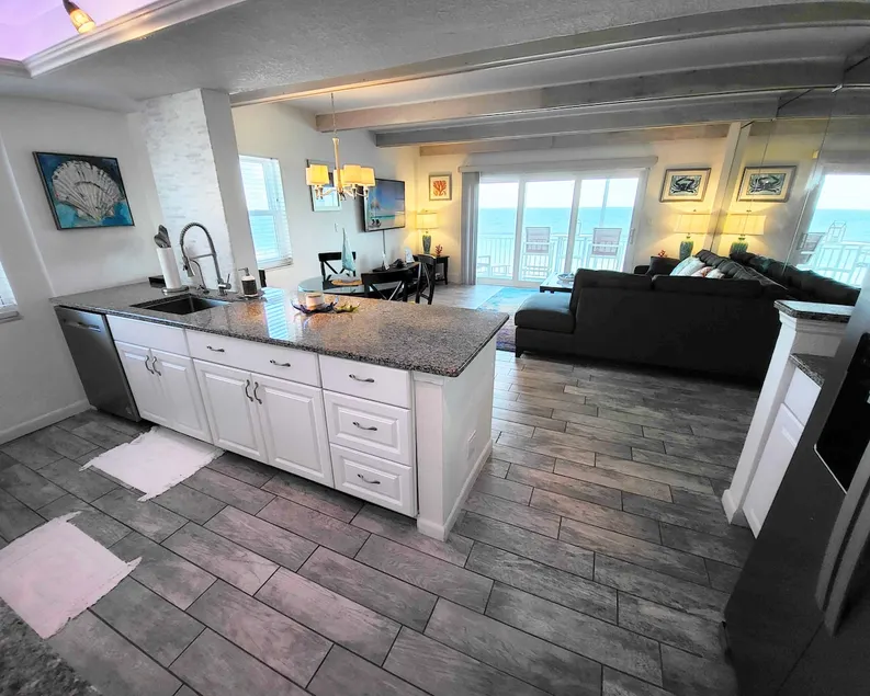 Salt Life Oasis - Direct Oceanfront (End Unit) - Image 1