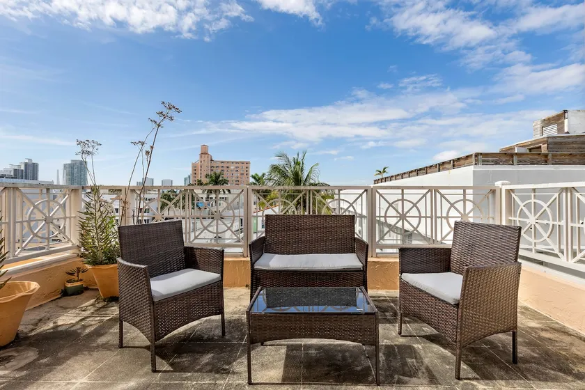 NEW'SeaBreeze'#407 Spacious 2 Bed Apt with Balcony - Image 1