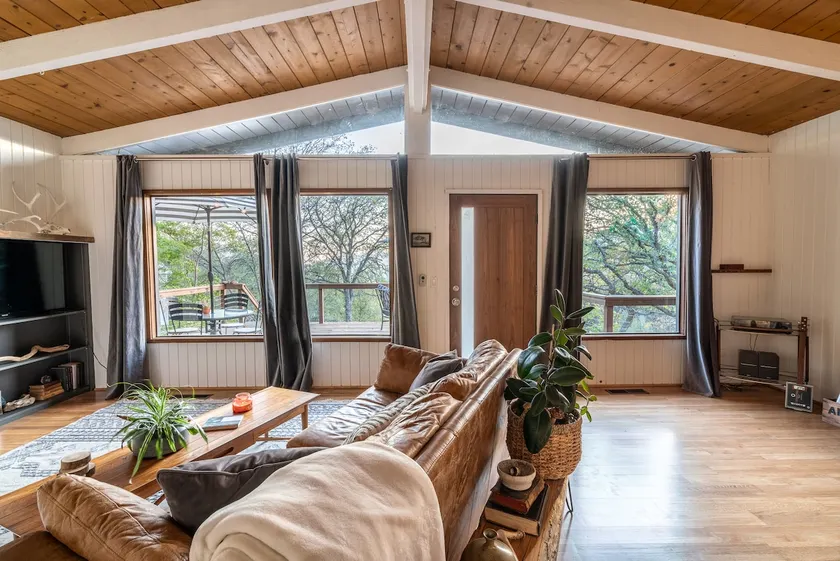 STUNNING VIEWS, CRISP IMMACULATE MOUNTAIN TOP HOME WITH HOT TUB - Image 1