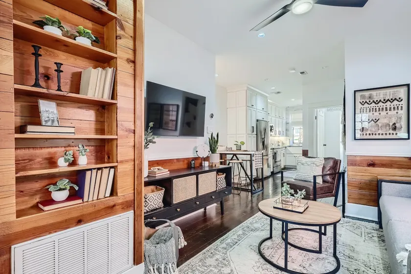 2 Br Historic Upscale Gem~Heart of King William! - Image 1