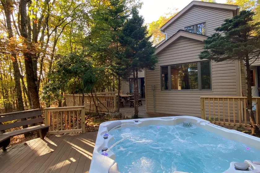 Romantic mountain getaway with sauna and hot tub - Image 1