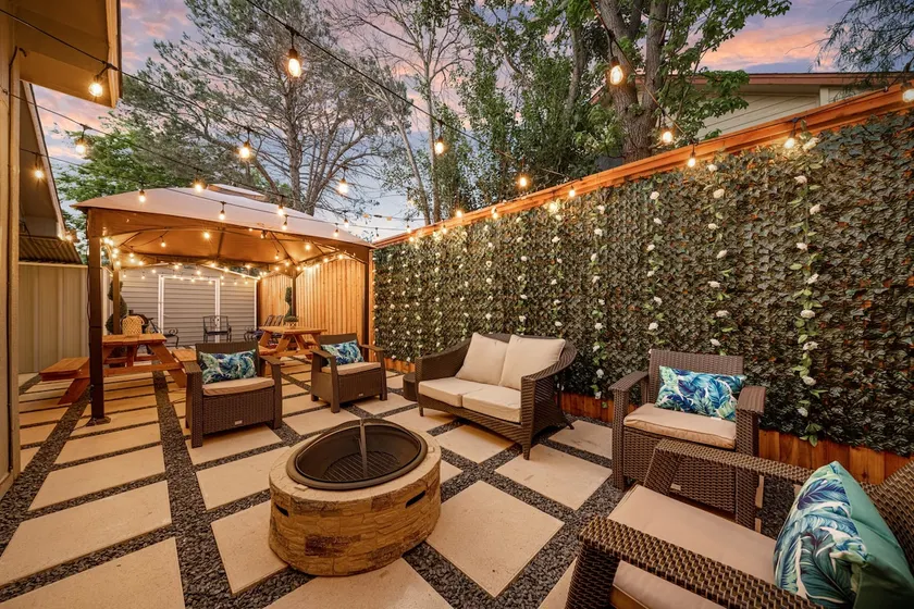 Amazing Place with Stunning Backyard - Image 1