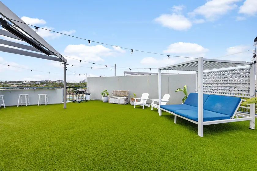 The Penthouse Mooloolaba, Private Luxury Rooftop Living - Image 1