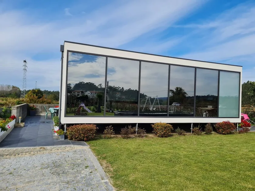 Country house with swimming pool and surrounding area - Image 1