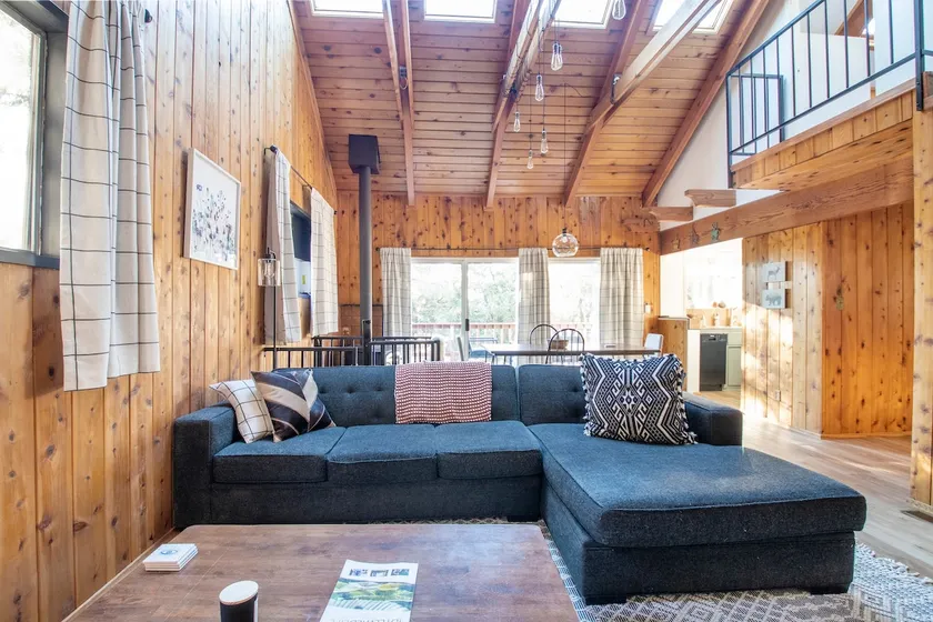 Idy Hideaway: Picturesque Mountain Cabin in Perfect Location - Image 1