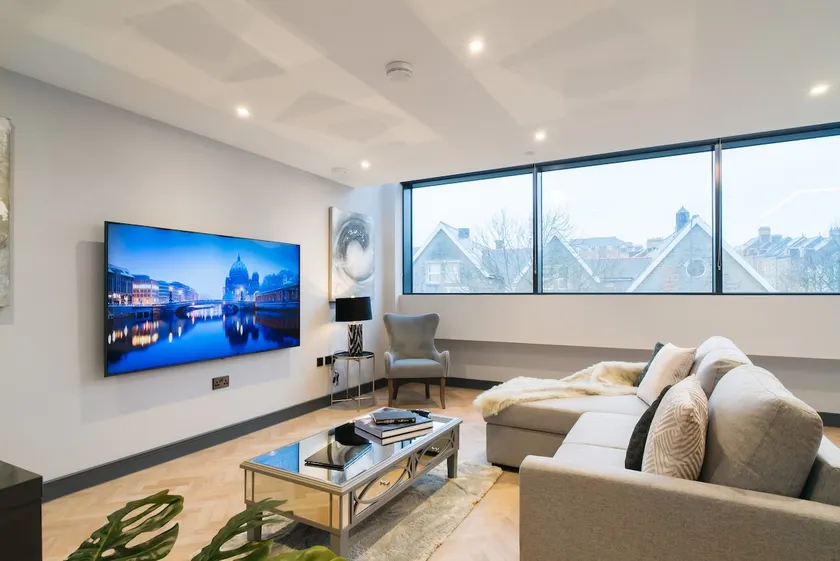 2 Bed Duplex, Parking, Balcony, 10mins Cardiff - Image 1
