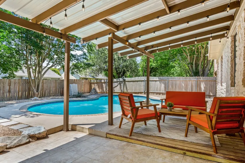Poolside Oasis, Peaceful Retreat -20 min to Austin - Image 1