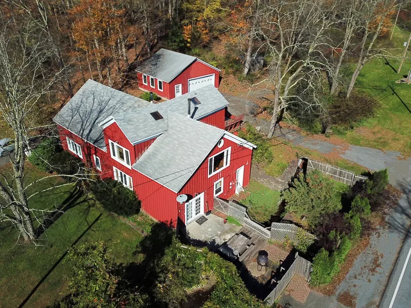 The Barn Loft.  Streamside  living in a spacious and tastefully renovated barn - Image 1