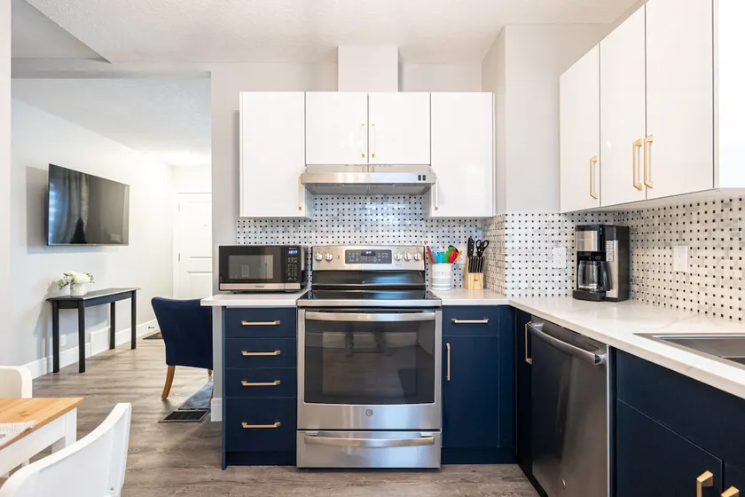 Comfy & Cozy 4BR, 2BA Bungalow near WEM & DT - Image 1
