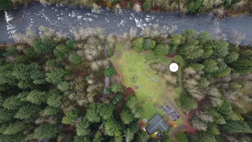 Rare 3-bdr bungalow in forest w/ private beach - Image 1