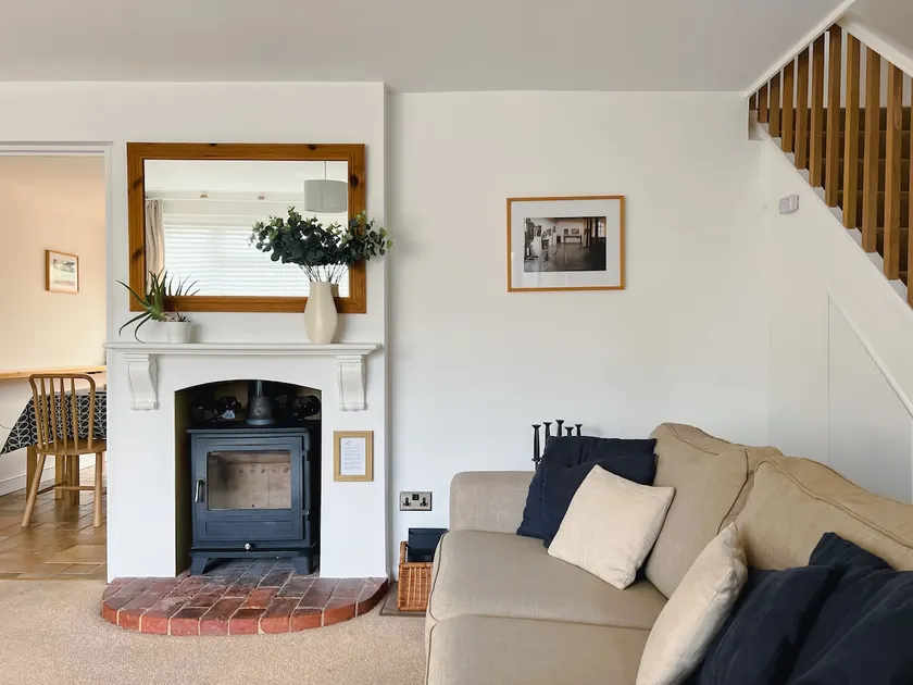 Bright & Cosy - Jacuzzi - Log Burner - King Beds - Image 1