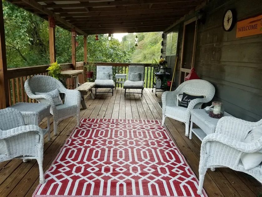 *Cozy Cabin* with inviting porch overlooking river - Image 1