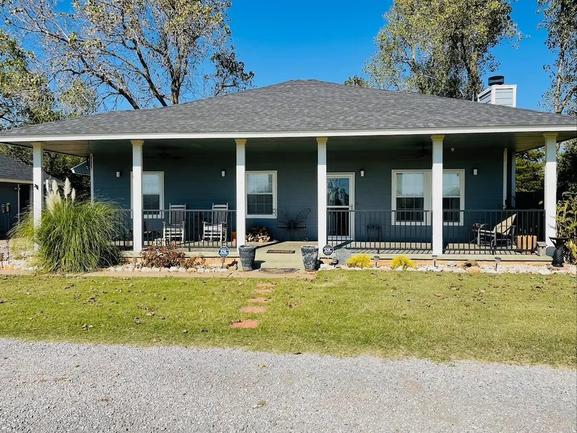 Remodeled 3 Bedroom Home, Fireplace & Large Yard - Image 1