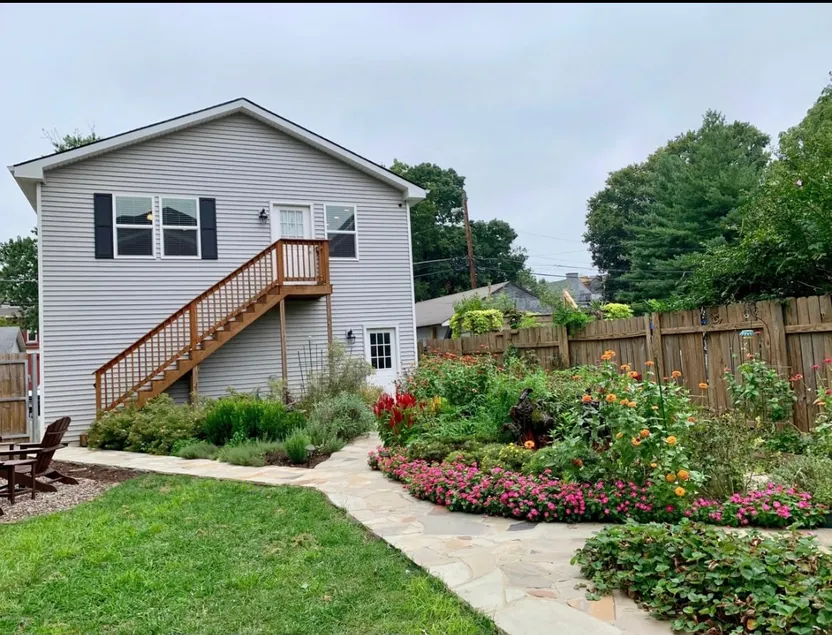 Private 2BR Carriage Home/kitchen/laundry sleeps 4 - Image 1