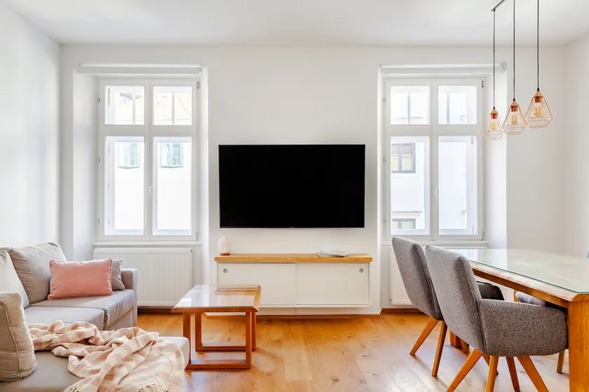 Spacious Castle View Apartment In Historic Centre - Image 1