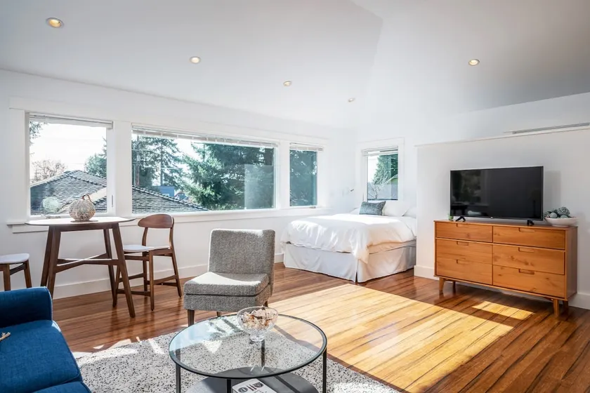Stylish Laurelhurst Guesthouse - Image 1