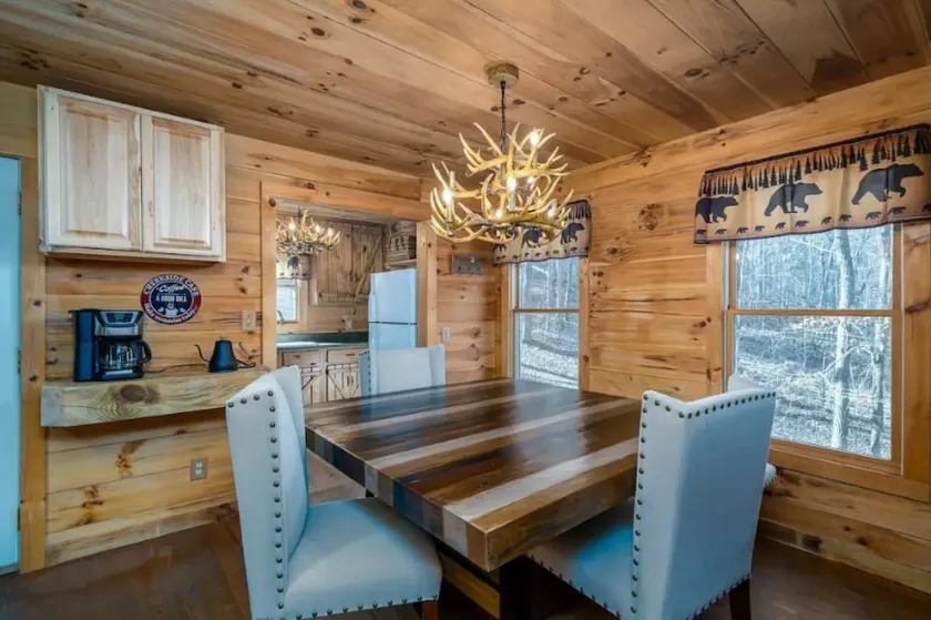 Creekside cabin, hot tub, fire pit, wood pizza oven n grill, dogs, near Ellijay - Image 1