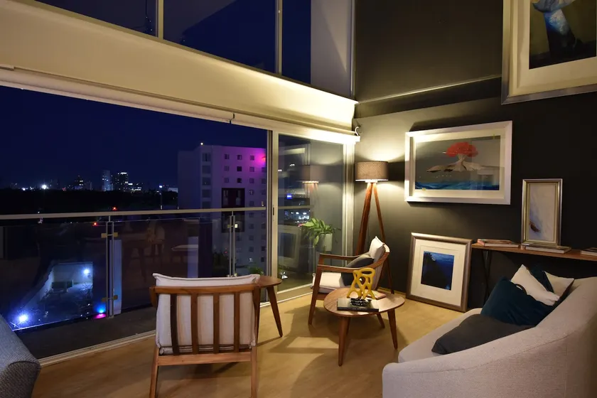 New loft across from UAG, Wi-Fi, Alexa 901 - Image 1