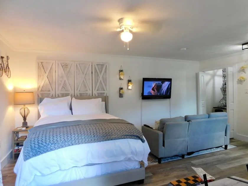 Cute Guesthouse by the Riverwalk, w/patio and WFH - Image 1