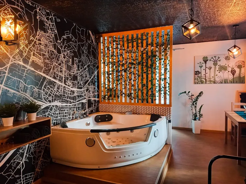 Lovely apartment with a hot tub - Image 1