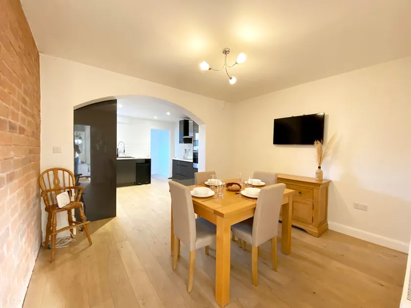 Freshly renovated 2 bedroom Victorian town house. - Image 1