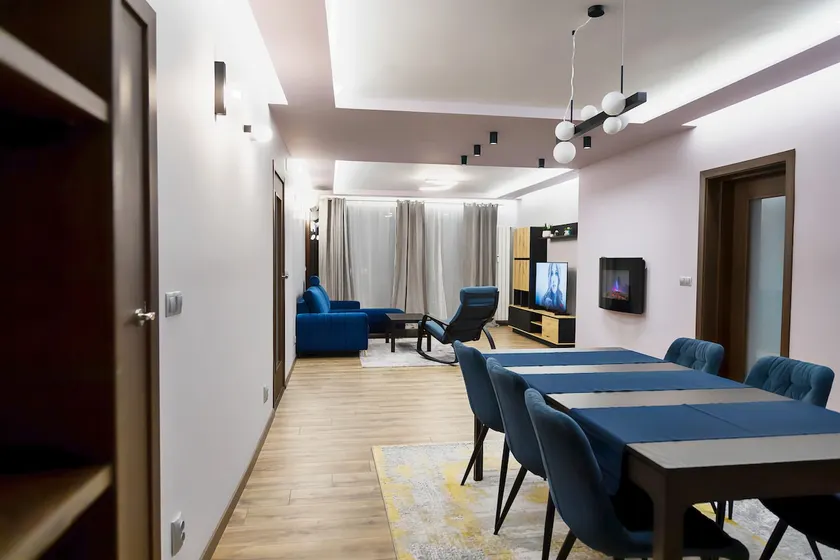 Very Spacious & Modern 2Bed near Airport & Centre - Image 1