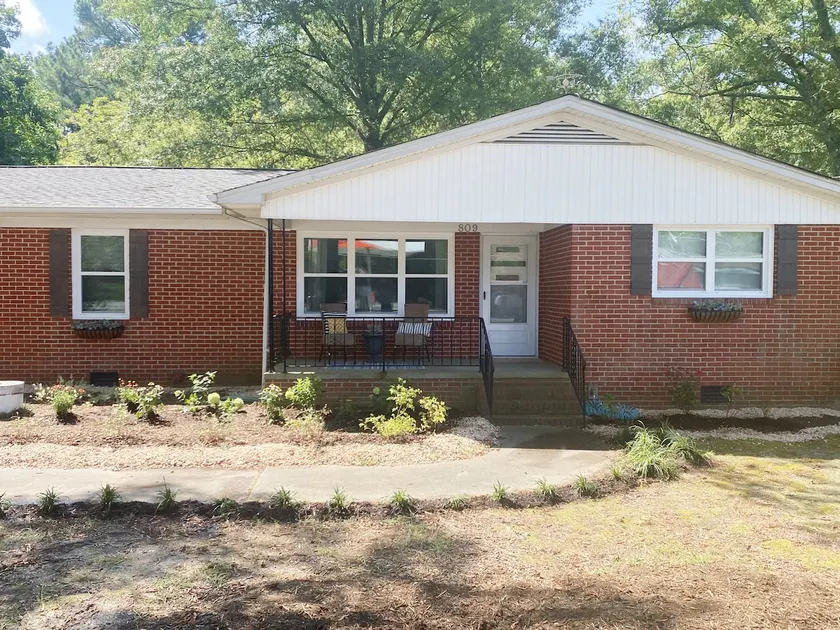 3 Bedrooms. Near Downtown & Parks. Family Favorite - Image 1