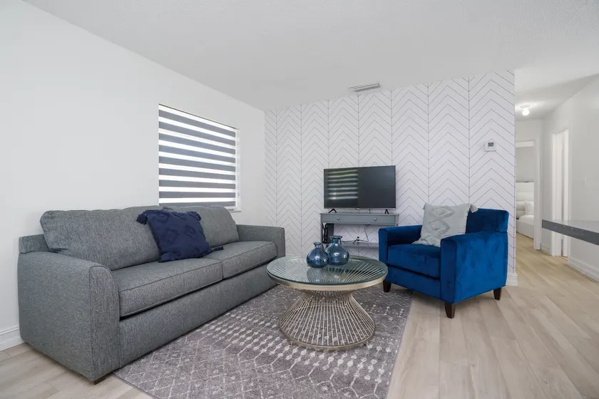 Cozy Blue Door Duplex, Central in Cutler Bay - Image 1