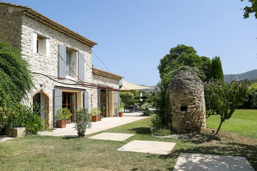 Superb contemporary farmhouse at the foot of the Luberon - Image 1