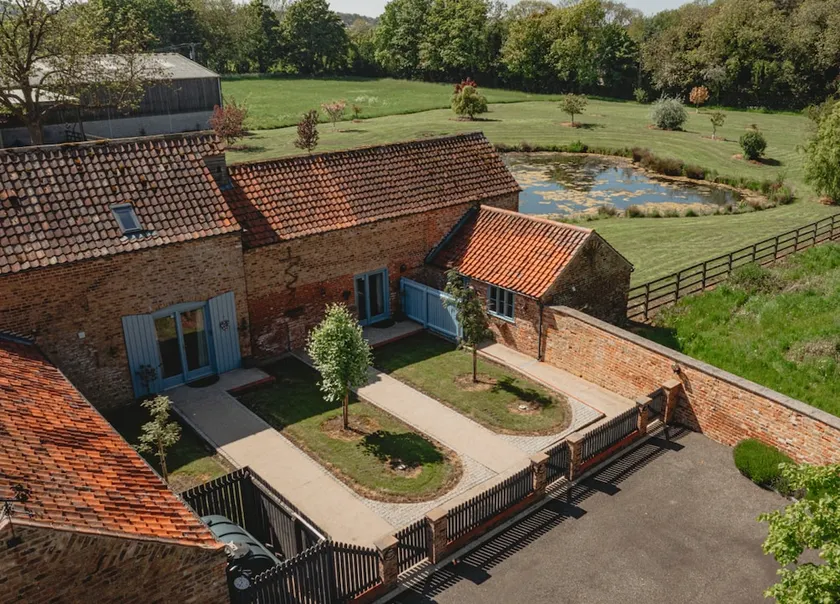 Rural three-bedroom barn conversion - Image 1
