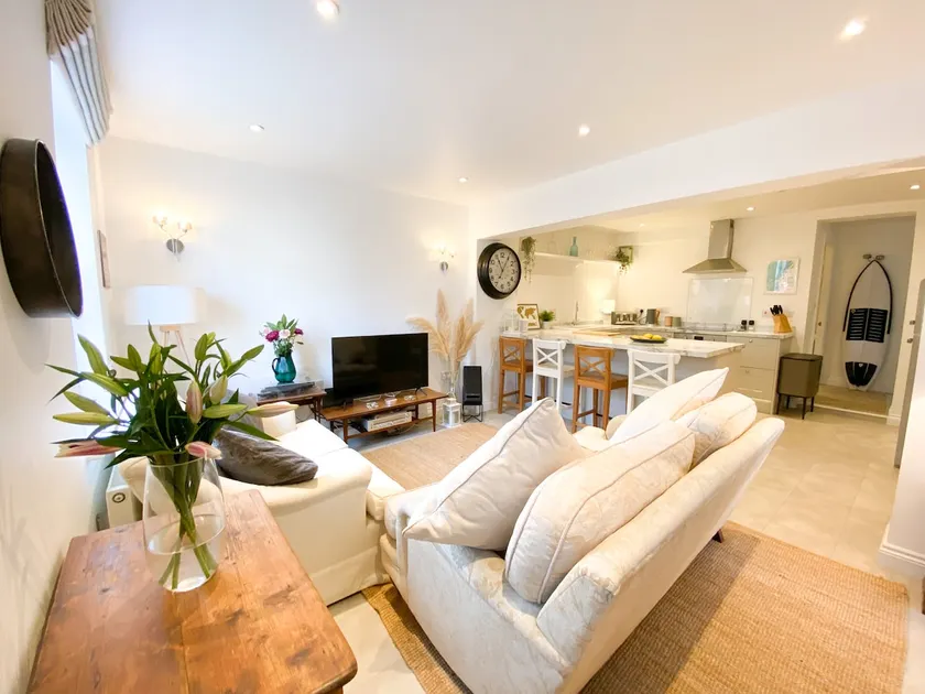Modern town apartment 2 mins from water. - Image 1