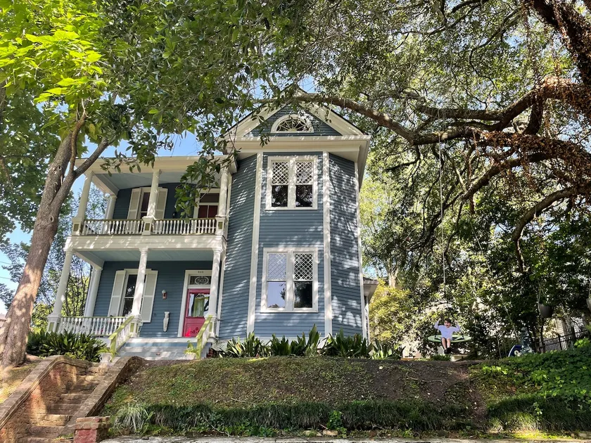 Miss Natchez, a Victorian perched on a hill - Image 1