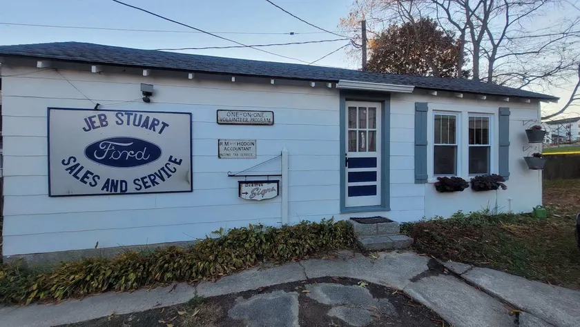 Adorable 1-Bedroom Bungalow w/ Free Parking - Image 1