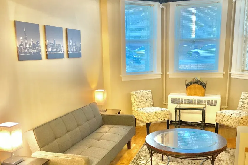 Charming 1 Bedroom Apartment - NorthCenter/Roscoe - Image 1