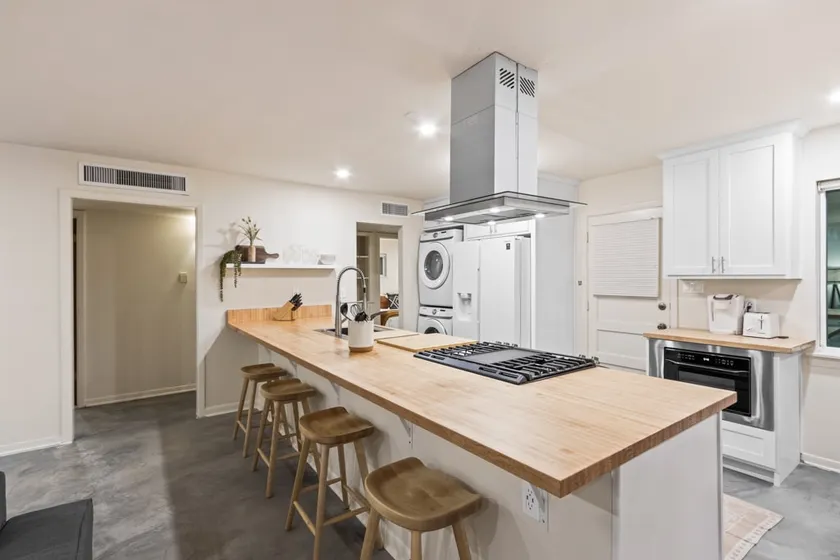 5 Beds Modern Minimalist Home•Airport•Dining•I-10 - Image 1