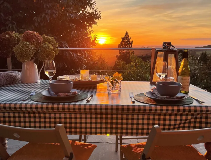 Malvern hillside apartment with spectacular views. - Image 1