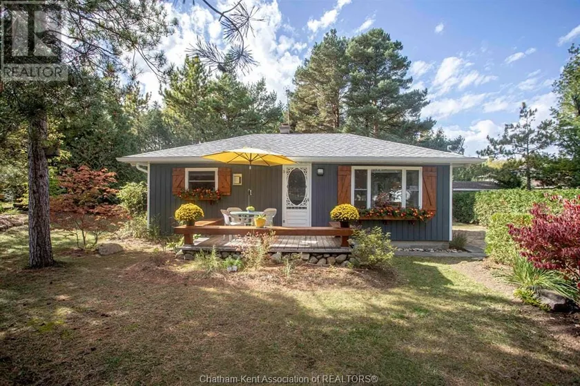 Cozy 3-Bedroom cottage, a short walk to the beach - Image 1