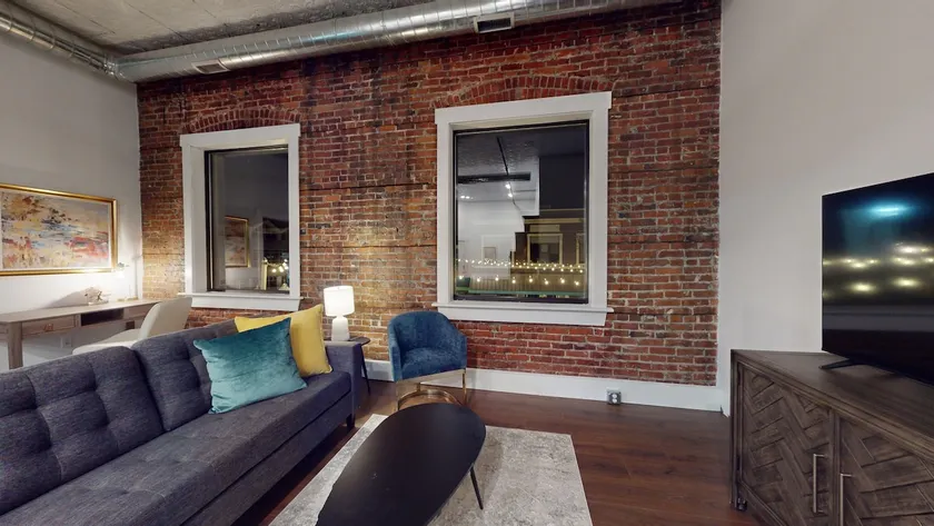 Railside Retreat: 1-Bedroom Downtown Apartment - Image 1