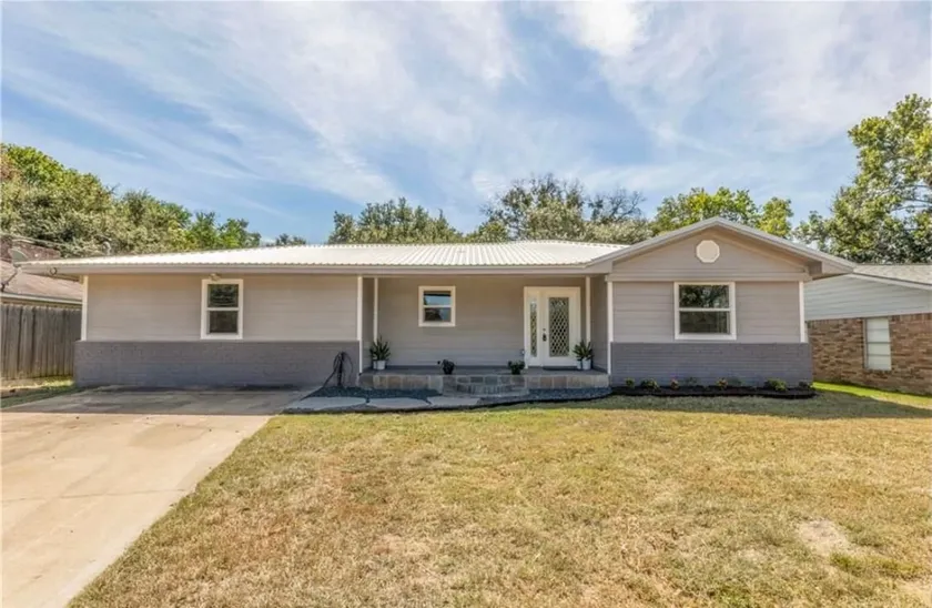 Elegant Brenham Home - Image 1