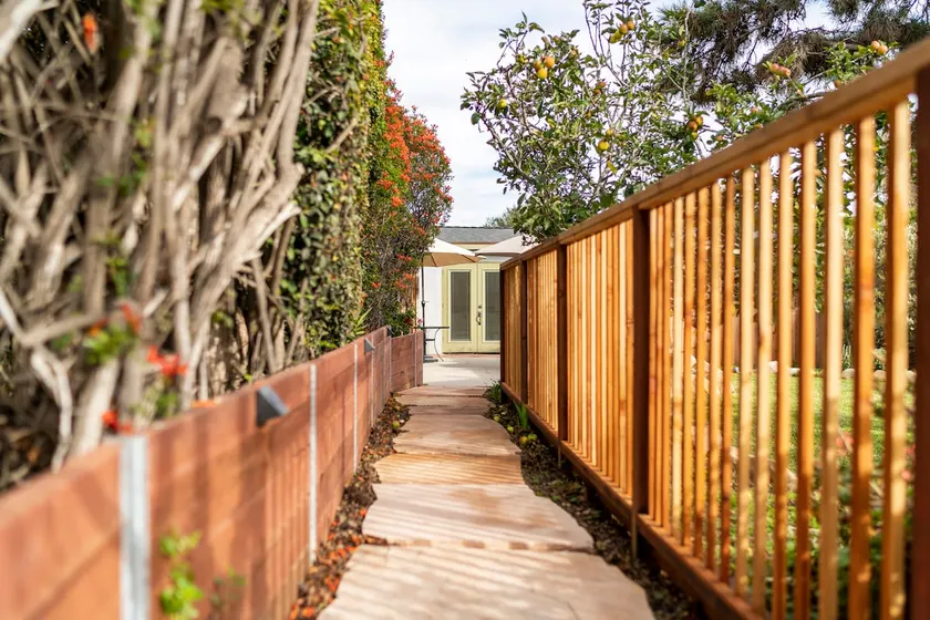Coastal Private Guest House on 1 Acre. - Image 1