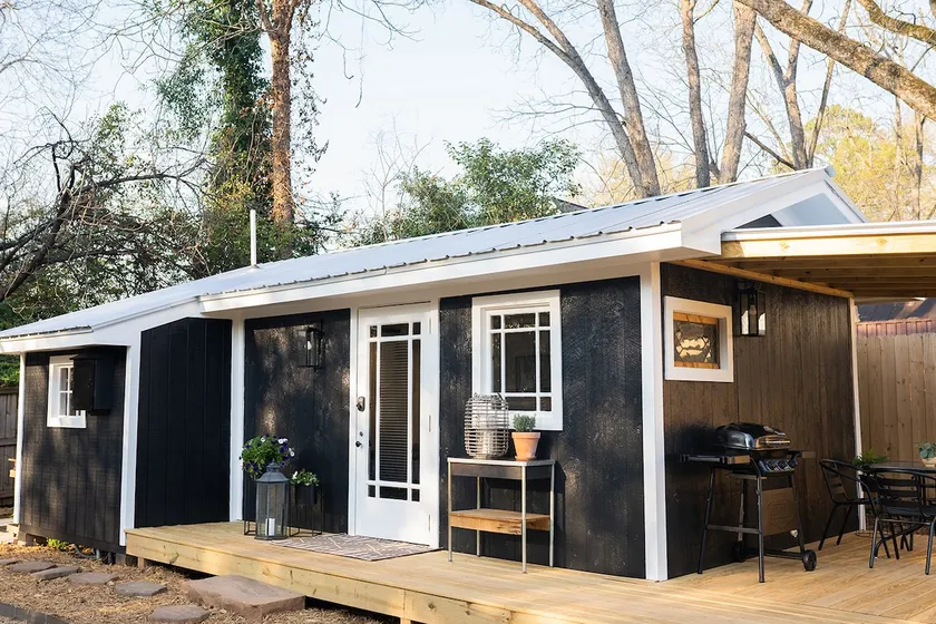 Downtown guest house with private hot tub & deck - Image 1