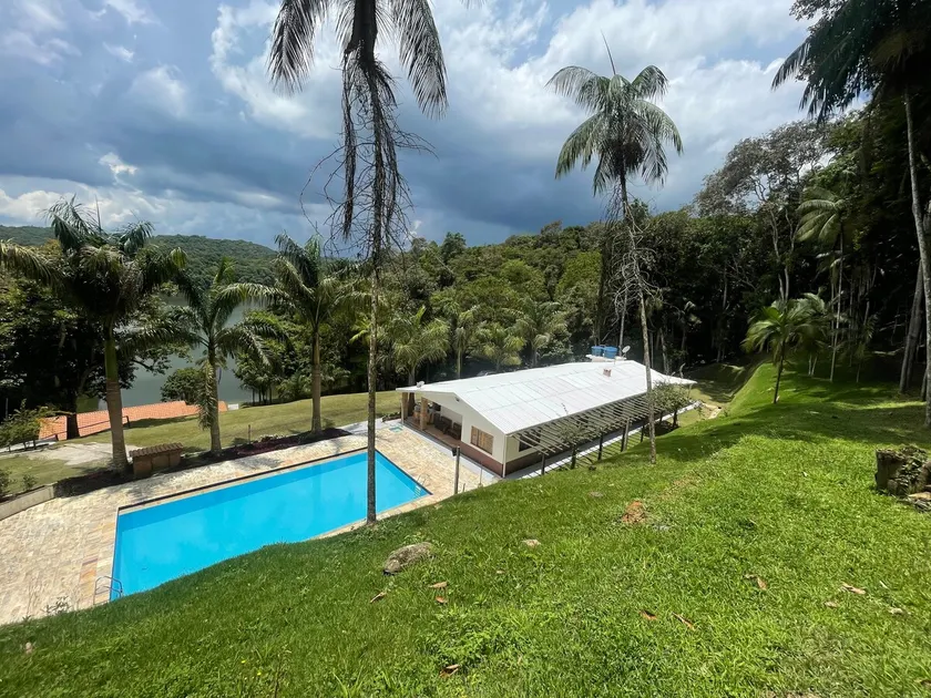 Beautiful place in front of the dam - Image 1