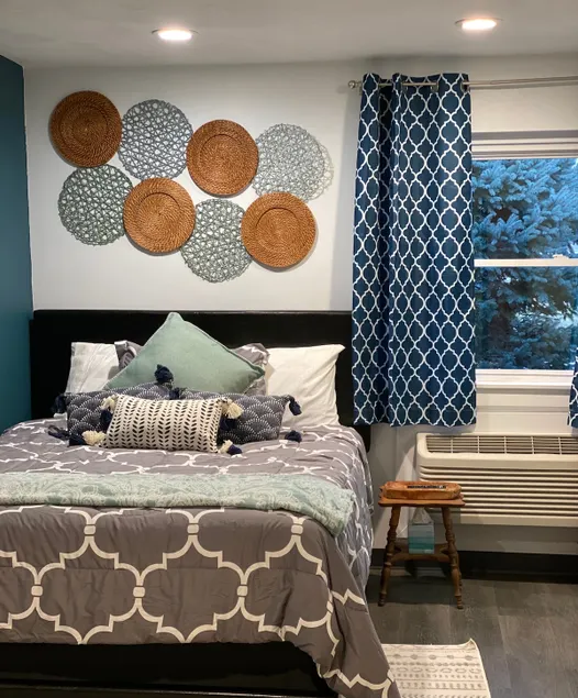 Newly renovated studio unit with full kitchen - Image 1