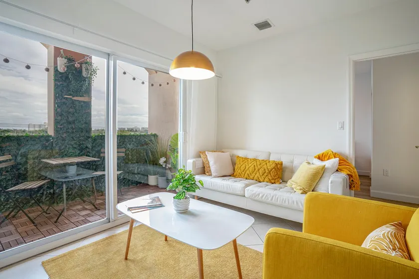 Trendy 2B2B, Split King Bed, Free Parking, Pet Ok - Image 1