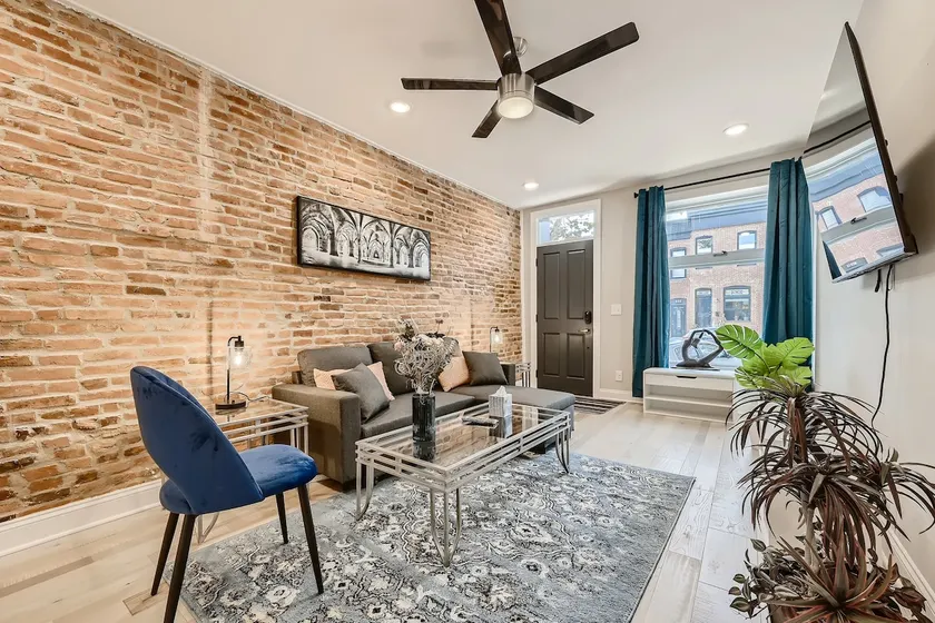 BALTIMORE ROWHOUSE CLOSE TO WATER KING BED PARKING - Image 1