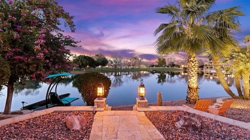 Lakefront Resort Villa - Heated Infinity Pool & 8-Seat Spa - Kayaks - 4BR - Image 1