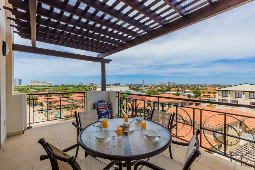 Top Floor Corner Condo w/ Amazing Views 2BR 3BA - Image 1